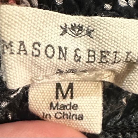 Chic Black Floral Crop Top - Picture 2 of 3